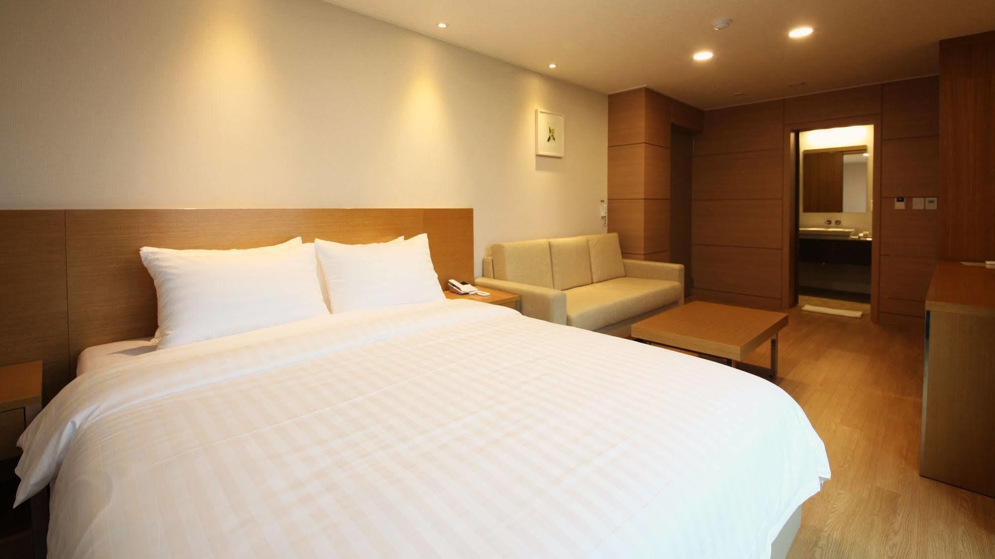 Uni Hotel Jeju Exterior foto